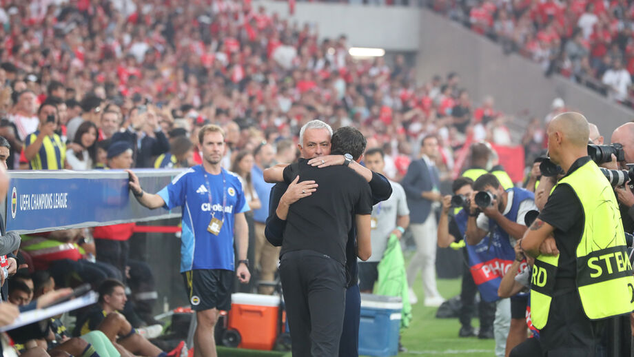 José Mourinho e Bruno Lage cumprimentam-se antes do Benfica-Fenerbahçe