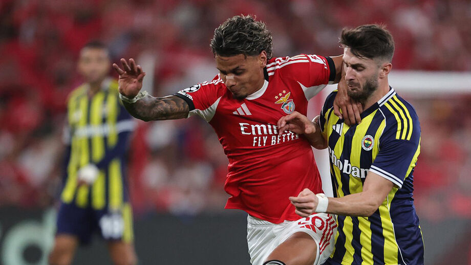 Richard Ríos em ação durante o jogo entre o Benfica e o Fenerbahçe