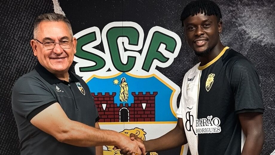 Balla Sangaré cumprimentado pelo presidente do Farense, João Rodrigues