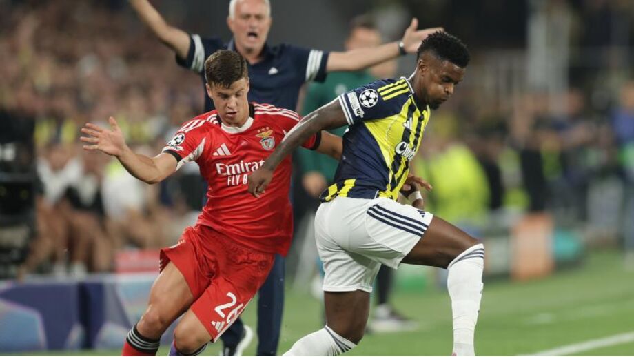 Samuel Dahl e Nélson Semedo disputam pela posse de bola sob olhar atento de José Mourinho