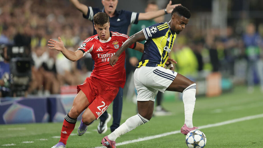 Nélson Semedo lesionou-se e deixou o relvado do Estádio da Luz ainda na 1.ª parte