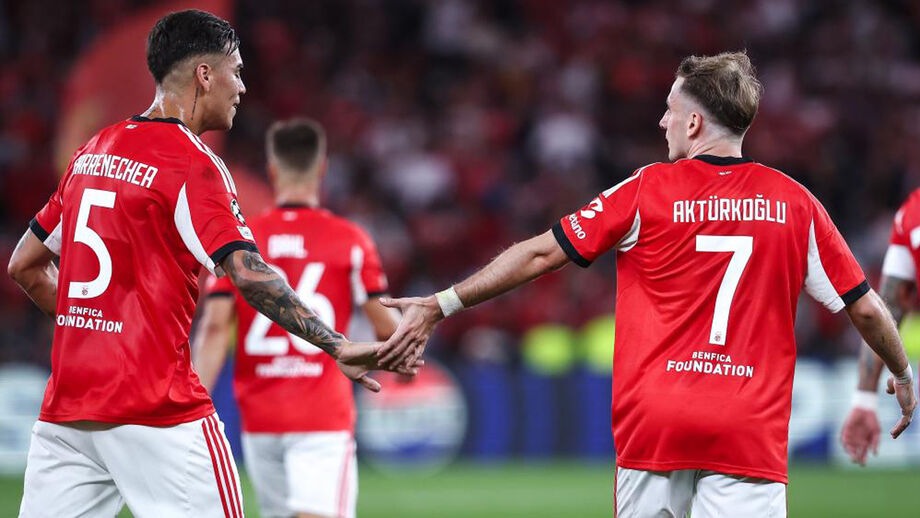 Barrenechea e Aktürkoglu festejam durante o Benfica-Fenerbahçe
