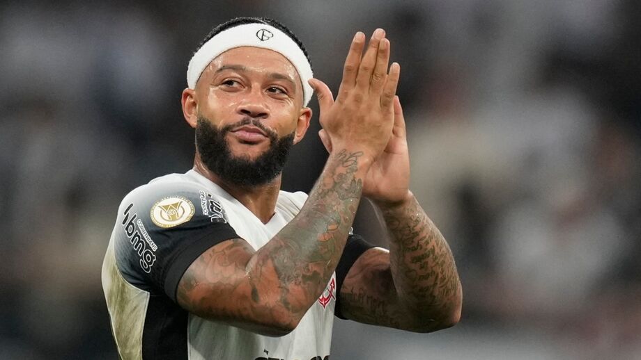 Depay critica a relva sintética do estádio Arena da Baixada