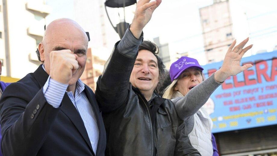 Javier Milei faz campanha com apoiantes