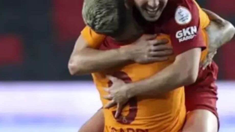 Icardi celebra com turco