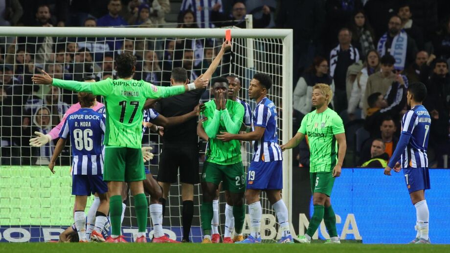 João Pinheiro mostra o vermelho a Diomande no último clássico