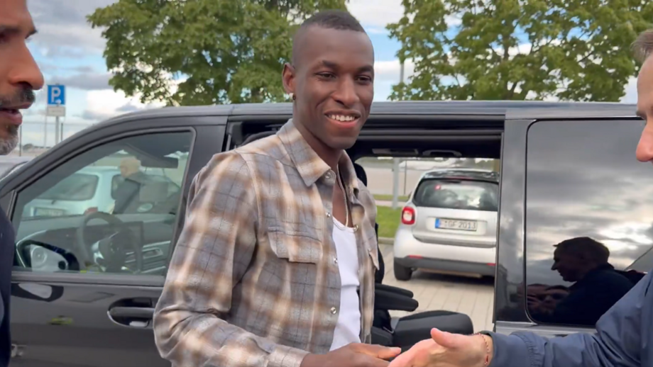 Nicolas Jackson à chegada ao aeroporto de Munique