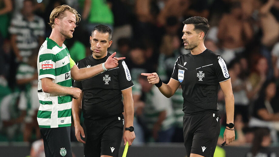 Árbitros conversam com jogador do Sporting em jogo de futebol