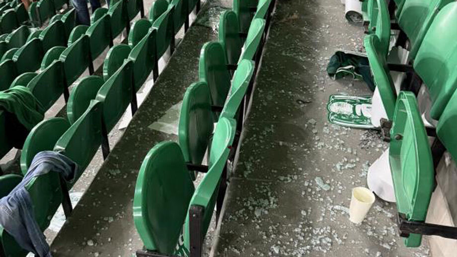 Cacos de vidro espalhados nas bancadas de um estádio de futebol