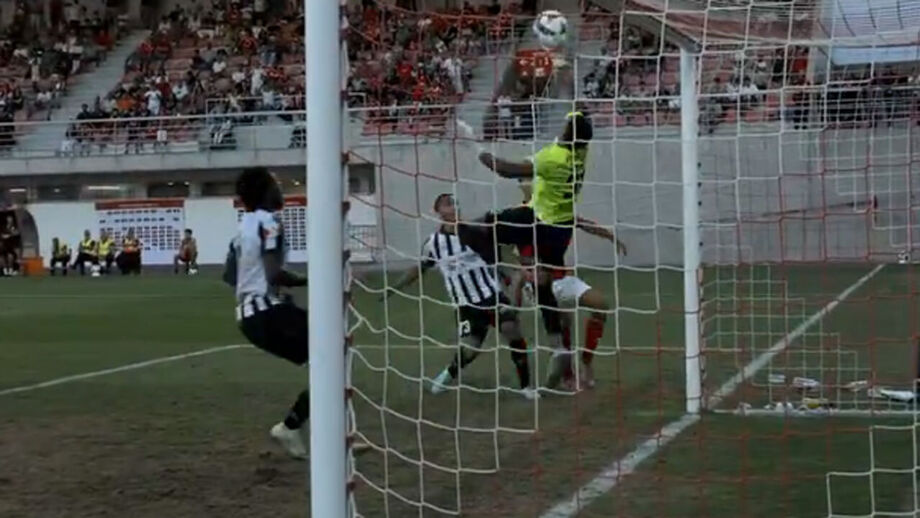 Jarleysom teve de ir à baliza na 2.ª parte devido às expulsões dos dois guardiões 