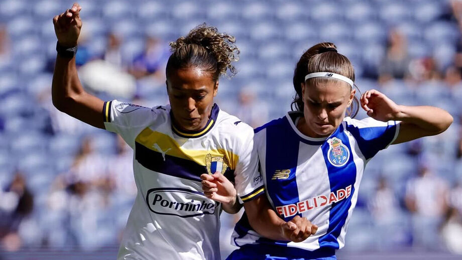Jogadoras de Famalicão e FC Porto disputam a bola