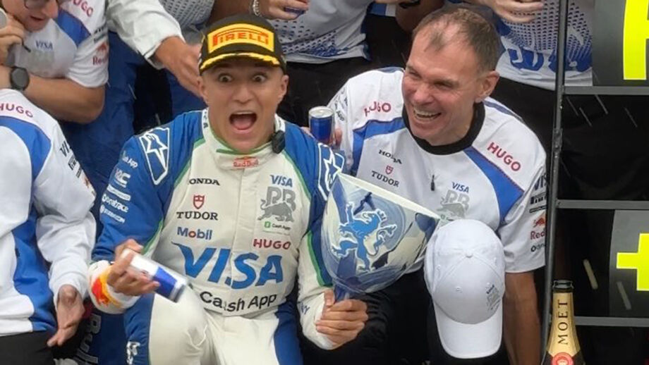 Piloto da VCARB viveu momento caricato ao celebrar com a equipa