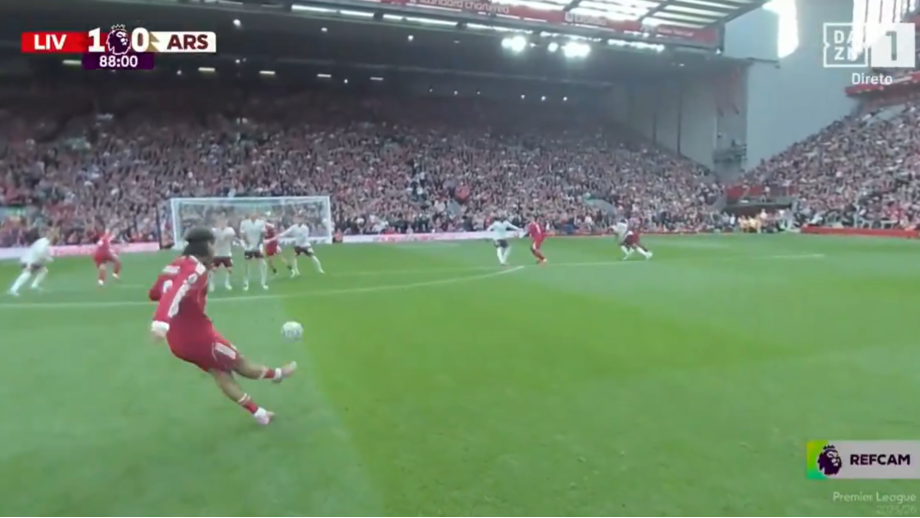 Foi assim que o árbitro do Liverpool-Arsenal viu o golaço de livre de Szoboszlai