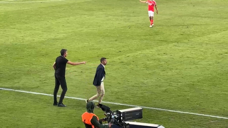 Momento caricato no banco do Benfica