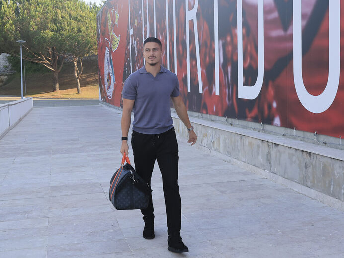 O momento em que Ivanovic chegou ao Benfica Campus para o primeiro treino no ginásio