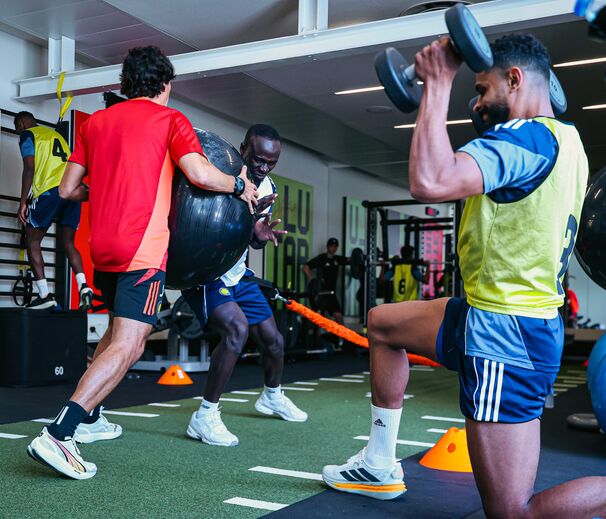 Jogadores do Al Nassr treinam na Cidade do Futebol