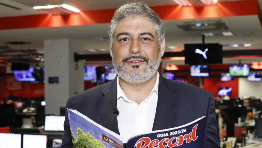 André Pinotes Batista com o Guia Record 2025/26