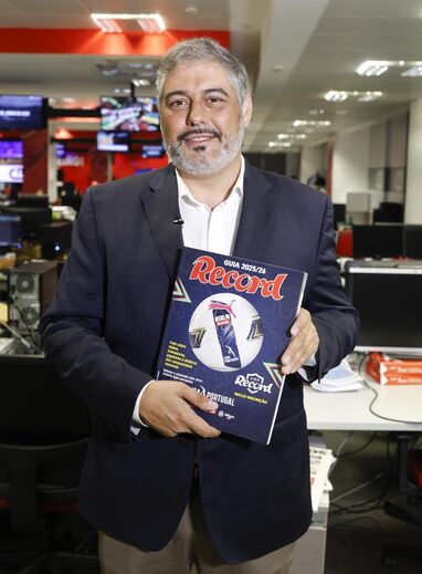 André Pinotes Batista com o Guia Record 2025/26
