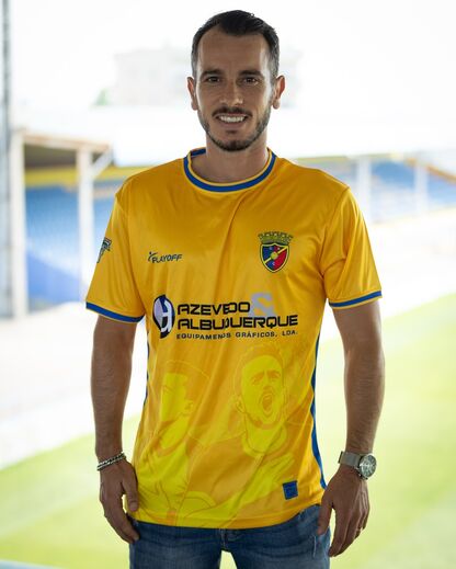 Jogador apresenta camisola do Gondomar com tributo a Diogo Jota e André Silva