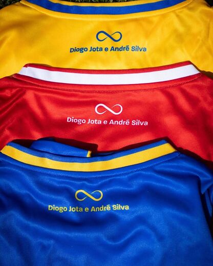 Diogo Jota e André Silva homenageados em camisolas do Gondomar