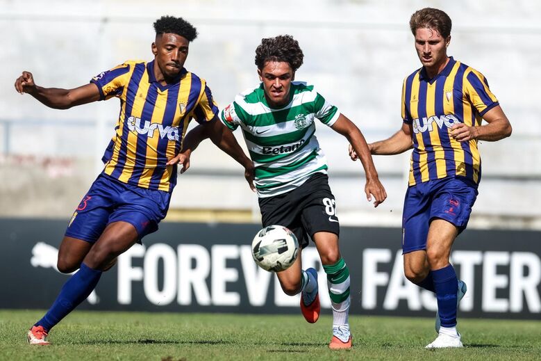 Gabriel Silva num duelo no particular entre Sporting B e Atlético
