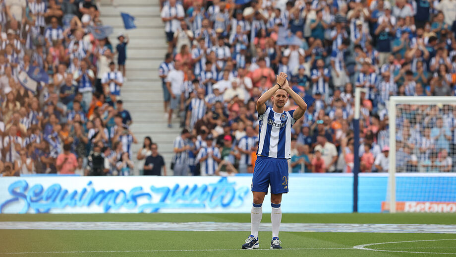 Luuk de Jong na apresentação do FC Porto saúda os adeptos.

