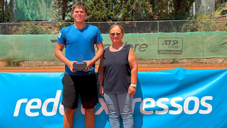 Rodrigo Leal, o campeão, com o troféu, ao lado de Alice Santos, da AT Leiria