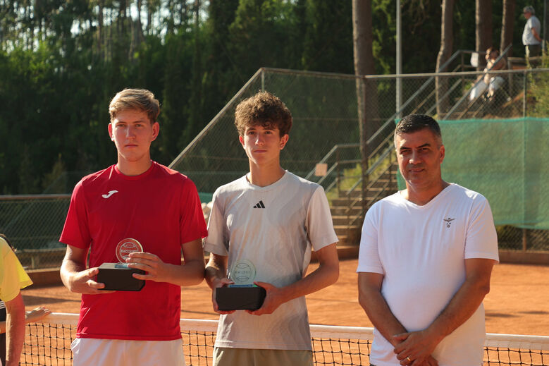 Os campeões de pares com o vereador do Desporto da CM Leiria