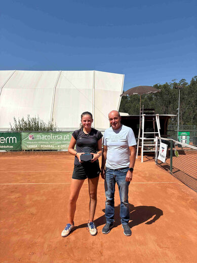 A campeã, Louise Ternstrom, com o troféu, ao lado de José Pinheiro, da AT Leiria