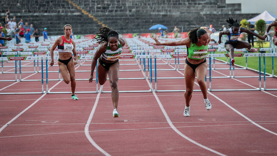 Prova dos 100m barreiras deu tempos históricos