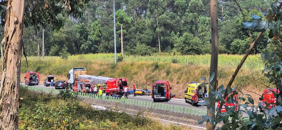 Pelo menos três bombeiros feridos em colisão entre ambulância e camião em Esposende