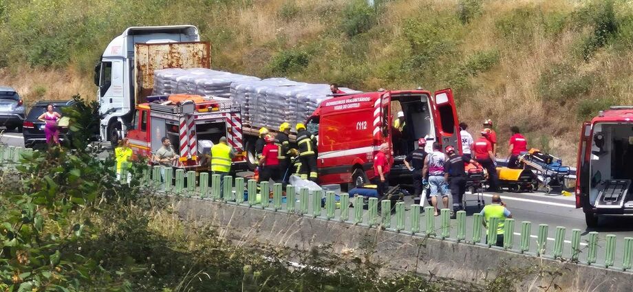 Pelo menos três bombeiros feridos em colisão entre ambulância e camião em Esposende