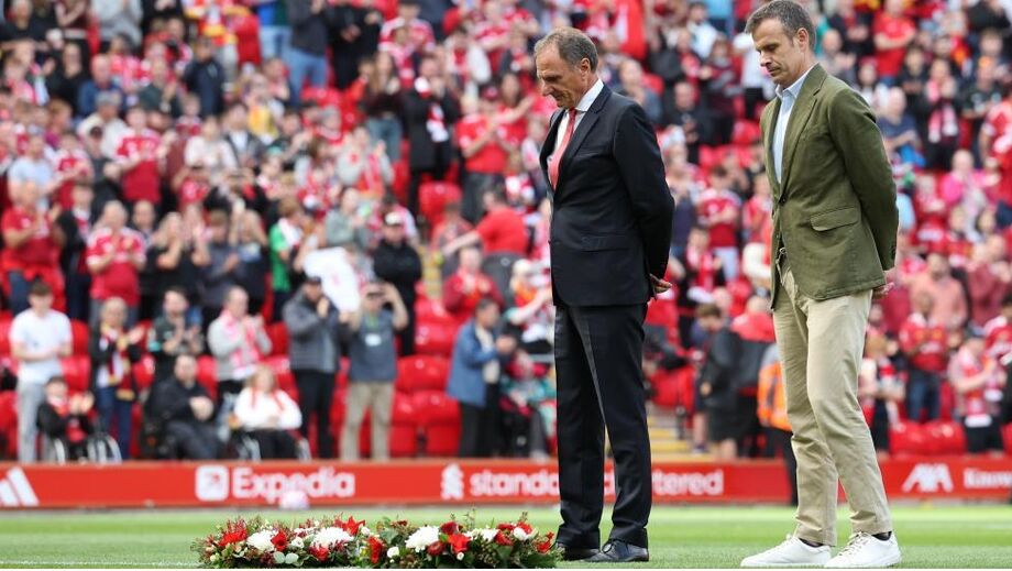 Ex-defesa do Liverpool e presidente do Ath. Bilbao deixam coroas de flores no relvado de Anfield