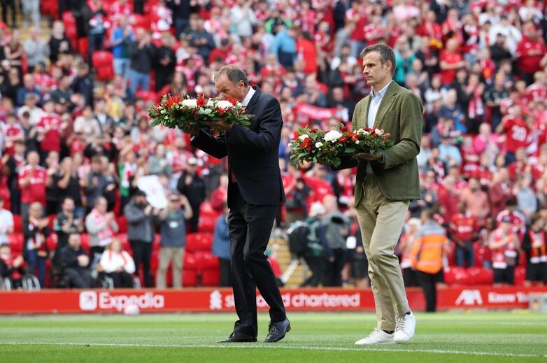 Ex-defesa do Liverpool e presidente do Ath. Bilbao deixam coroas de flores no relvado de Anfield