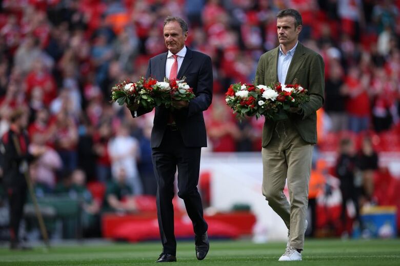 Ex-defesa do Liverpool e presidente do Ath. Bilbao deixam coroas de flores no relvado de Anfield
