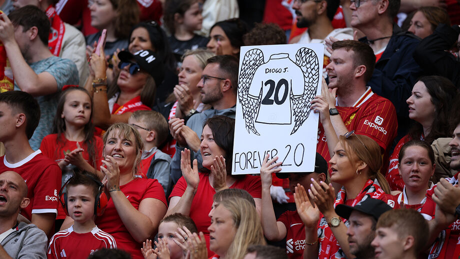 Fãs do Liverpool homenageiam Diogo Jota com cartaz 'Forever 20'