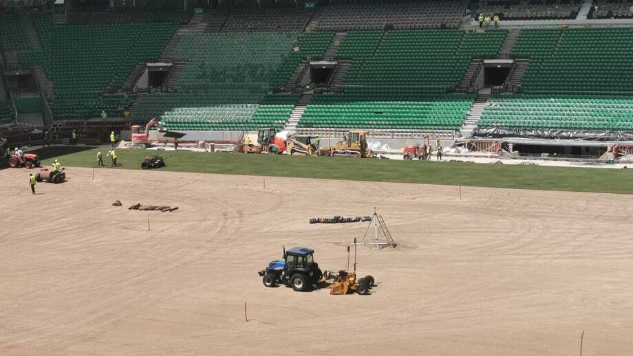 Trabalhos no novo tapete do Estádio José Alvalade