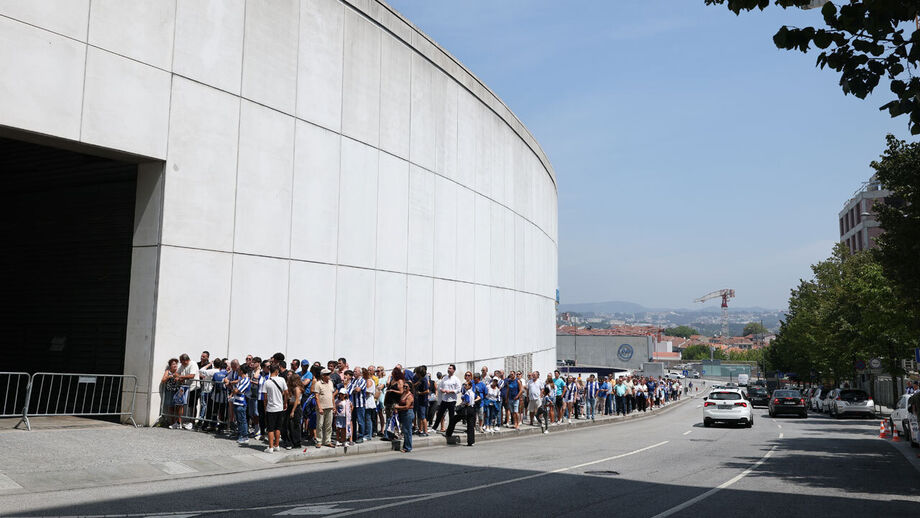 Adeptos reunem-se no Estádio do Dragão para homenagear Jorge Costa
