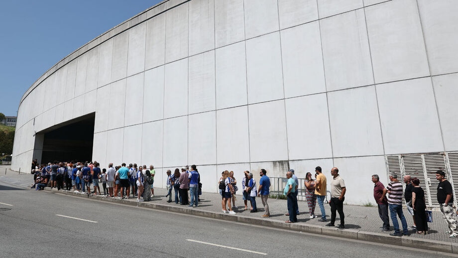 Adeptos reunem-se no Estádio do Dragão para homenagear Jorge Costa