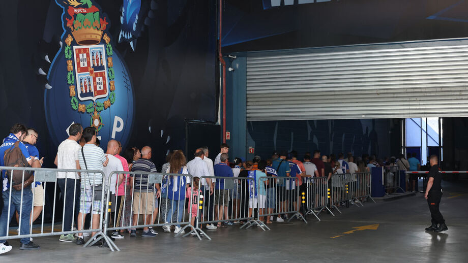 Adeptos reunem-se no Estádio do Dragão para homenagear Jorge Costa