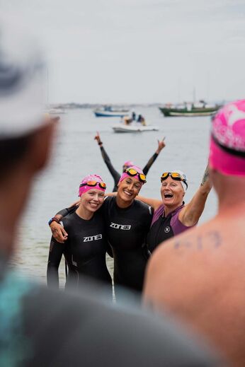 Mulheres focadas em prova competitiva de triatlo