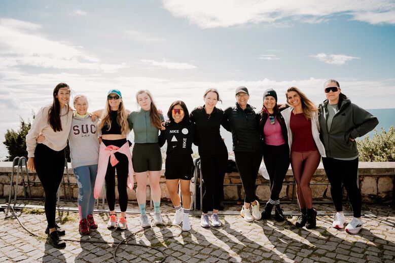 Grupo feminino focado na prova Iron Woman com determinação e comida saudável