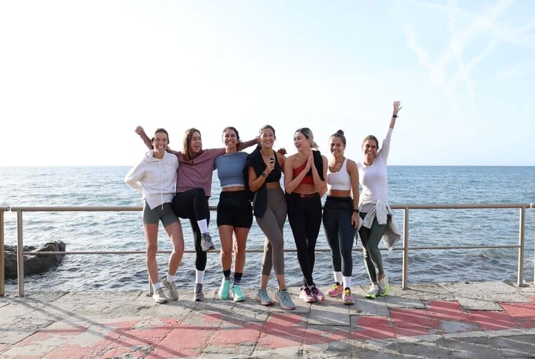 Grupo feminino focado em prova competitiva com comida saudável e determinação