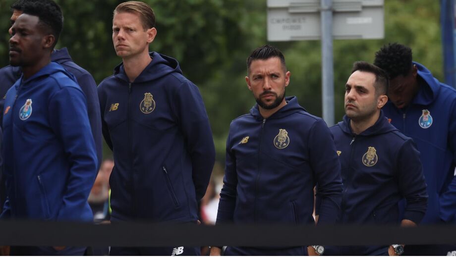 Farioli, treinador do FC Porto, e os seus adjuntos 