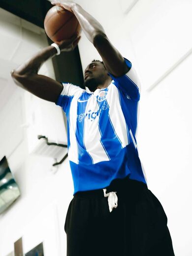 Pascal Siakam, estrela dos Indiana Pacers, equipado à FC Porto