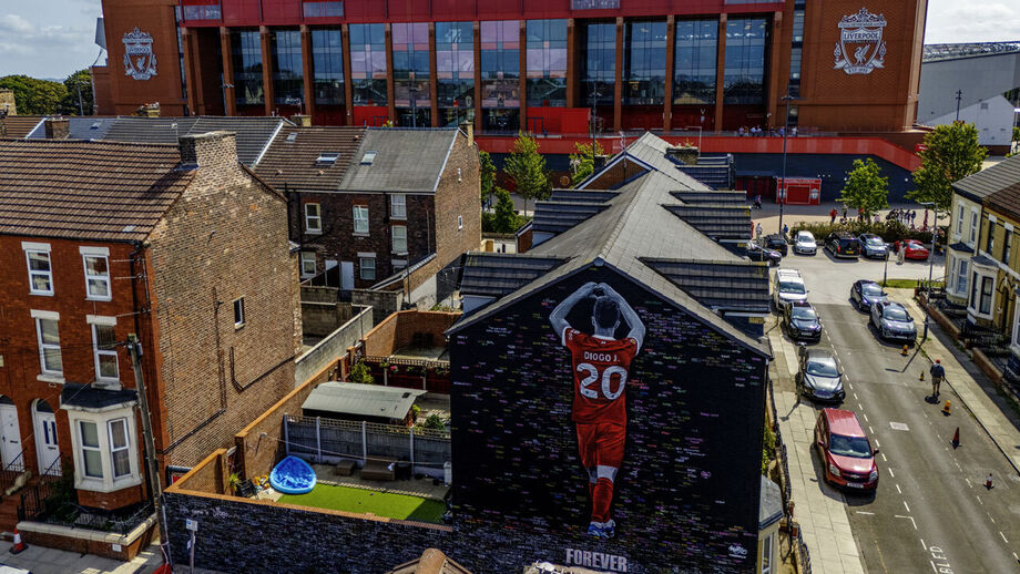 Mural em homenagem a Diogo Jota perto de Anfield