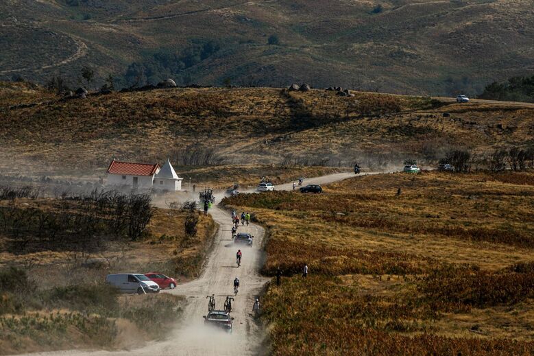 Ciclistas no Salto de Fafe durante a Volta a Portugal.
