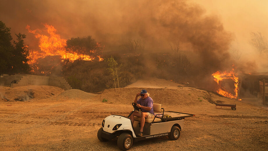 Homem foge de incêndio em carrinho de golfe, na Califórnia