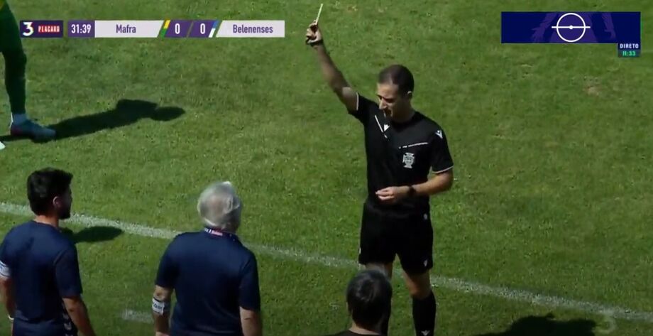 Cartão branco mostrado às equipas médicas no Mafra-Belenenses