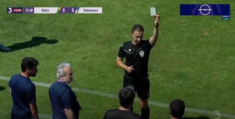 Cartão branco mostrado às equipas médicas no Mafra-Belenenses